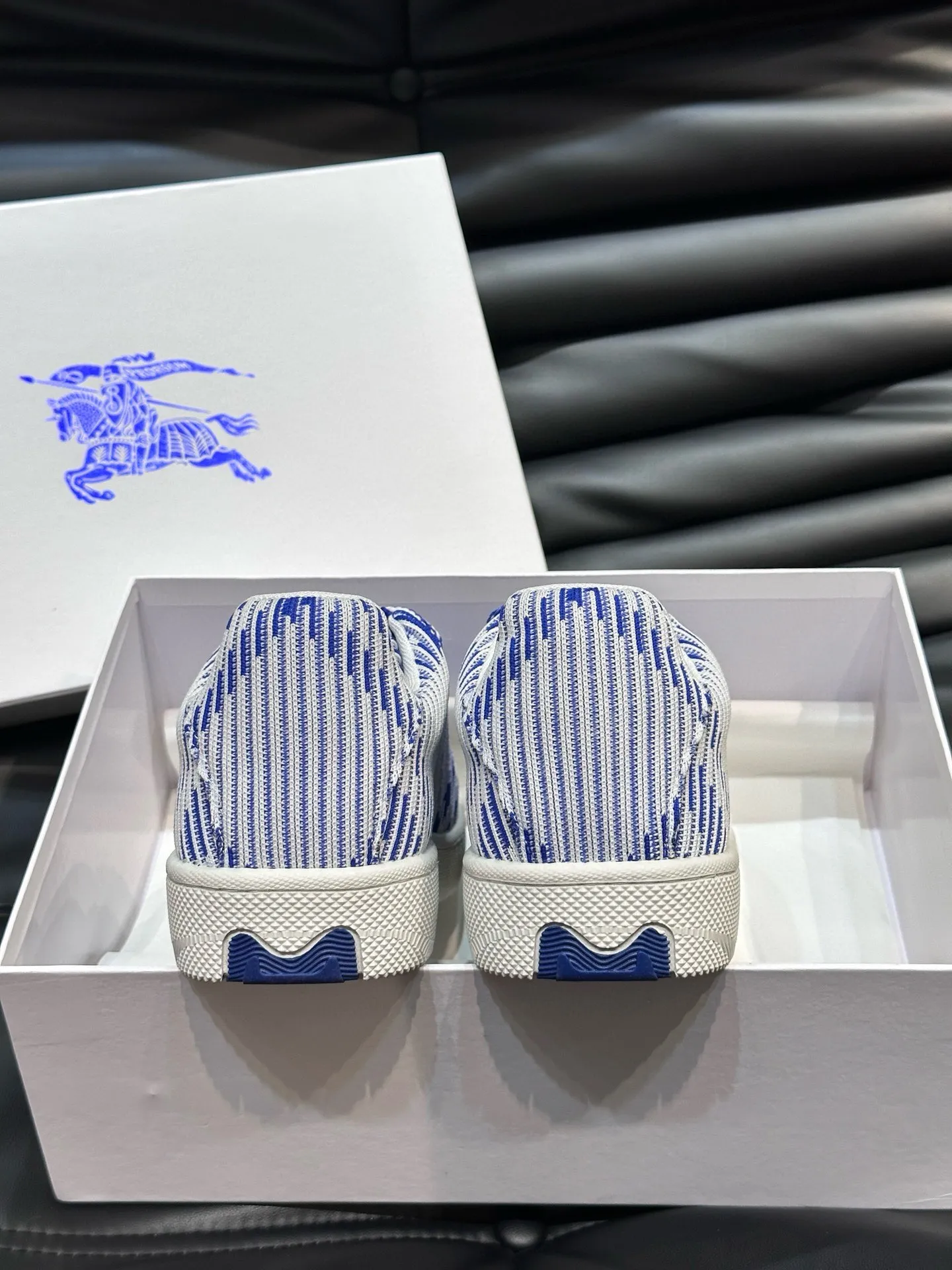 Factory price: 458💰Burberry Box series👫 Thick-soled casual sports shoes for couples, cool sneakers and bread shoes, purchased and developed from the original version, the top version of Box series sports shoes, made of original plaid/knitted fabric, embellished with EKD embossing. Made of mesh lining, the laces are decorated with metal coils, the rubber sole is decorated with the Burberry letter logo, and the original molded 3.5CM two-color T men's shoe 💰U outsole! Code number: 35-45 (35-45 customized)